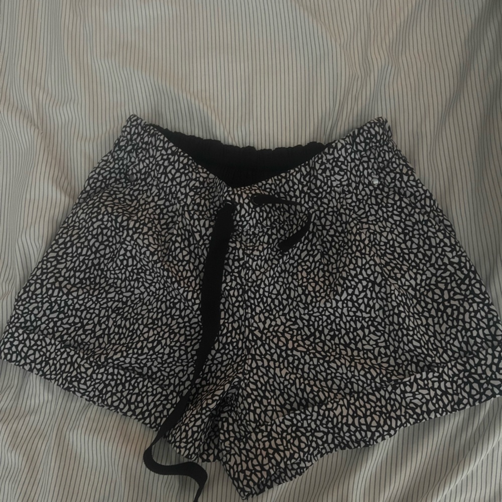 Lululemon shorts size 6 - worn once - Picture 1 of 3